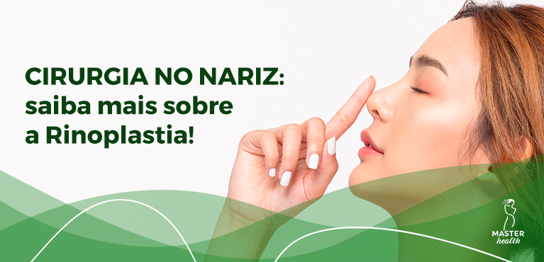 mulher com a mão no rosto mostrando o resultado da cirurgia no nariz