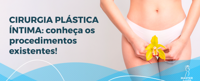 mulher segurando uma flor próxima a calcinha para representar a cirurgia plástica íntima