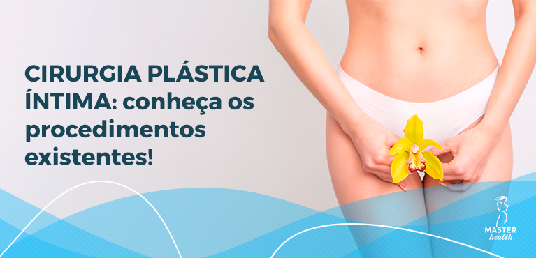 mulher segurando uma flor próxima a calcinha para representar a cirurgia plástica íntima