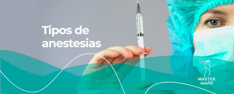 médica segurando uma seringa