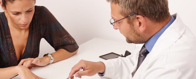 médico e paciente discutindo as ações que devem ser seguidas no pré e pós-operatório