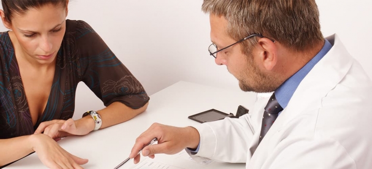 médico e paciente discutindo as ações que devem ser seguidas no pré e pós-operatório