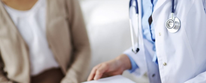 médico mostrando para a paciente o preço de uma cirurgia plástica