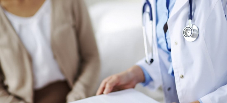 médico mostrando para a paciente o preço de uma cirurgia plástica