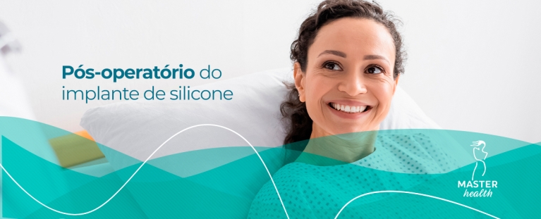 mulher sorrindo deitada em uma cama hospitalar