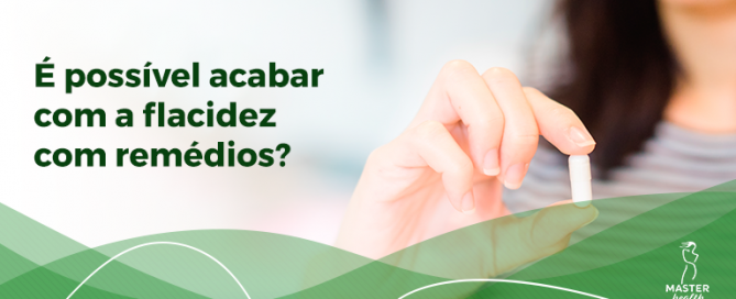 mulher mostrando remédio para flacidez