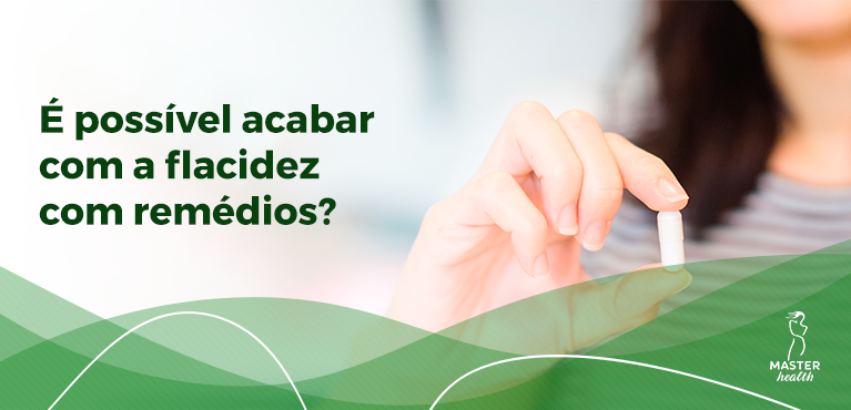 mulher mostrando remédio para flacidez