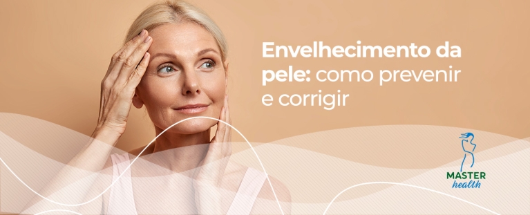 mulher mais velha com as mãos no rosto