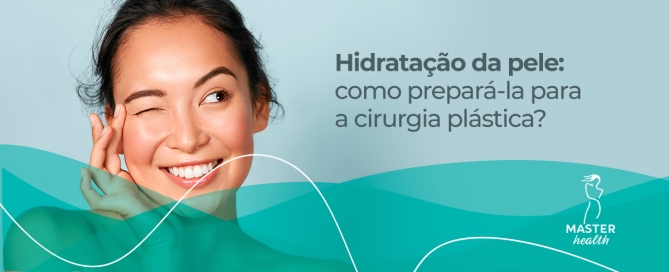 mulher sorrindo com a mão no rosto