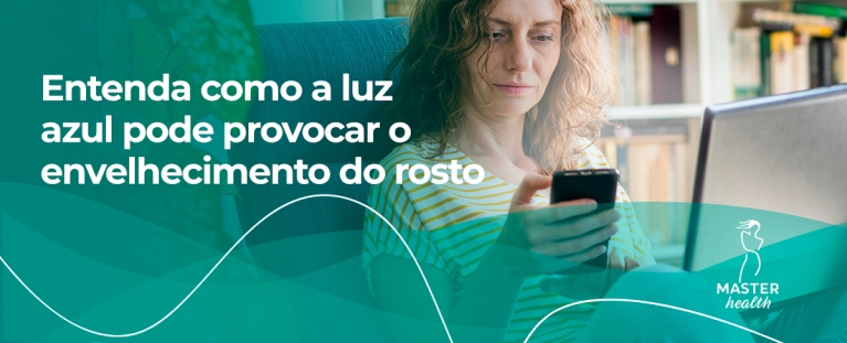 mulher mexendo no celular e também no notebook