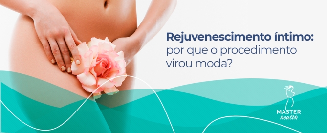 mulher segurando uma flor que está cobrindo a região íntima