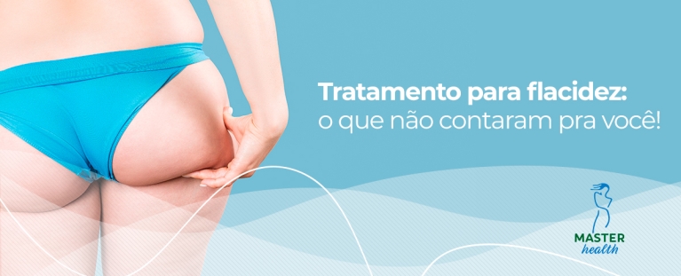 mulher usando uma calcinha azul, segurando a lateral do glúteo