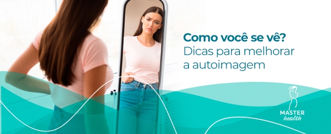 mulher se olhando no espelho