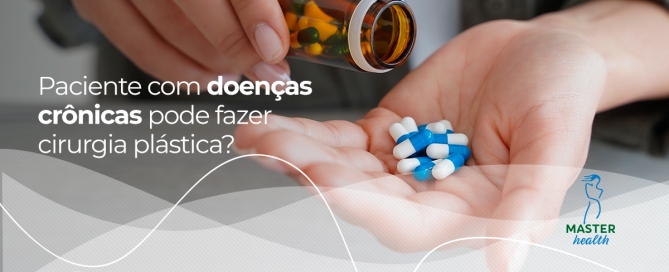 vários remédios na palma da mão