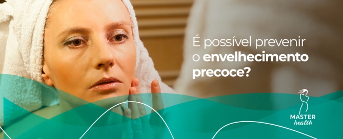 mulher com uma toalha enrolada na cabeça olhando sua pele no espelho