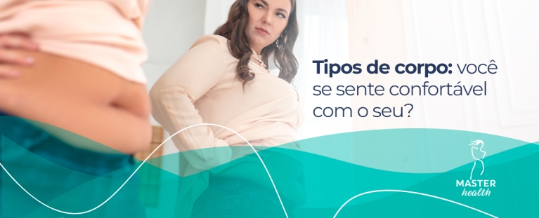 mulher olhando sua própria barriga no espelho