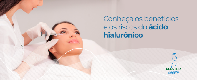 mulher recebendo aplicação de produto por meio de uma agulha no rosto