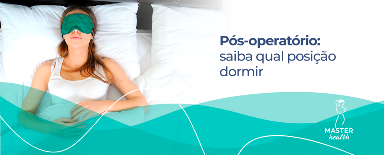 Mulher deitada na cabeça virada para cima usando uma máscara de dormir