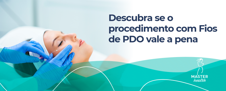 Mulher deitada em recebendo aplicação de algum produto no rosto por meio de uma agulha