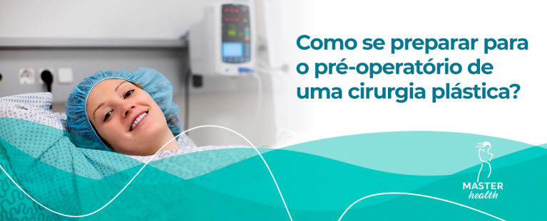 Mulher sorrindo deitada em um quarto hospitalar