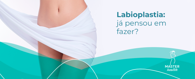 Imagem mostrando a parte da cintura de uma mulher que está usando um lenço branco como saia