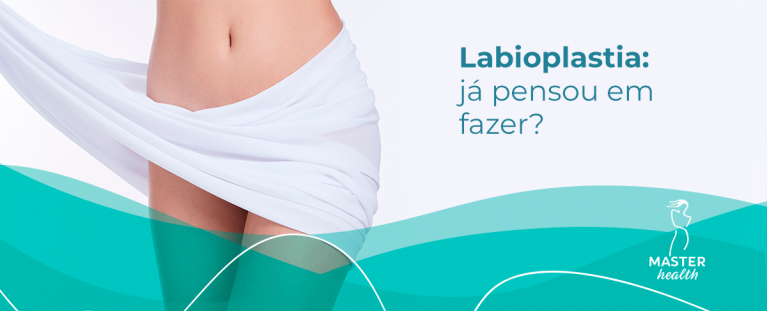 Imagem mostrando a parte da cintura de uma mulher que está usando um lenço branco como saia