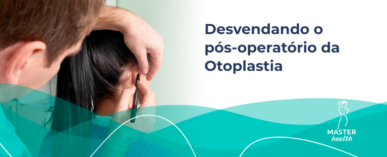 Médico fazendo marcações na parte de trás da orelha de uma mulher