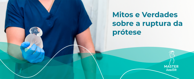 Imagem de uma pessoa segurando uma prótese de silicone com um gel saindo dela