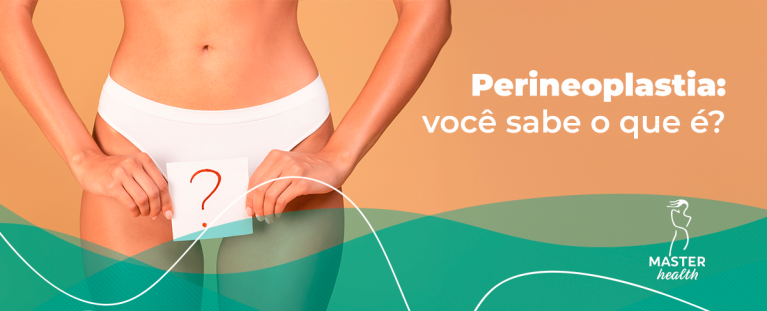 Imagem mostrando a cintura de uma mulher com ela segurando um papel na frente da região íntima