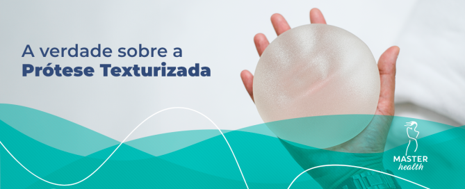 Imagem de uma mão segurando uma prótese de silicone