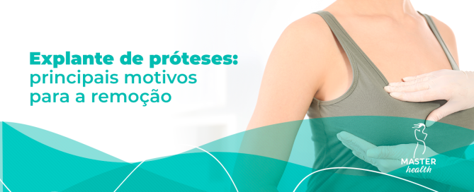 Imagem mostrando o tronco de uma mulher com duas mãos tocando por cima da roupa um dos seios