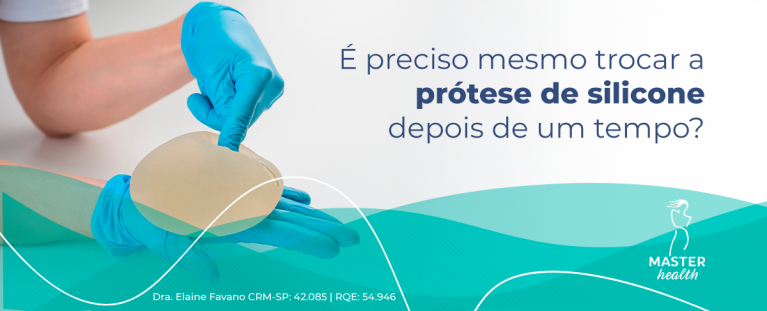 Imagem de uma mão segurando uma prótese de silicone e a outra apontando para ela
