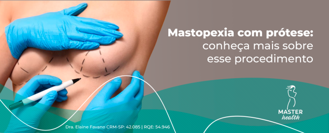 Imagem mostrando duas mãos usando luvas na cor azul, fazendo marcações no seio de uma mulher