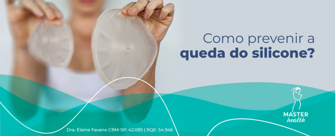 Imagem mostrando uma mulher segurando duas próteses de silicone, uma em cada mão e com tamanhos diferentes
