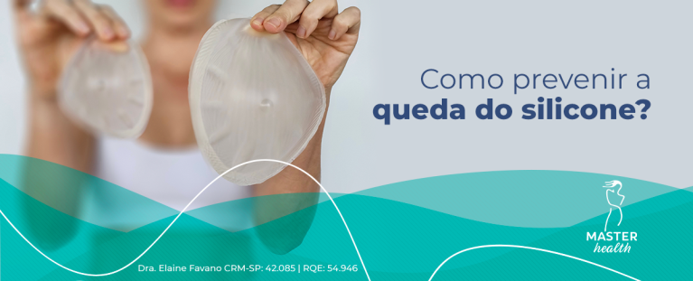 Imagem mostrando uma mulher segurando duas próteses de silicone, uma em cada mão e com tamanhos diferentes