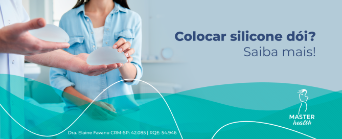 Imagem mostrando uma mulher apalpando uma prótese de silicone