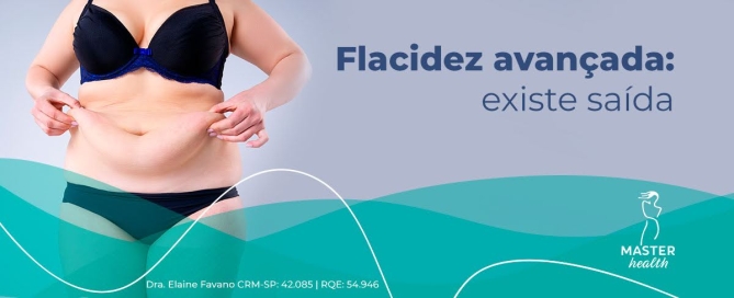 Imagem mostrando o tronco de uma mulher, com ela levantando as peles flácidas na barriga