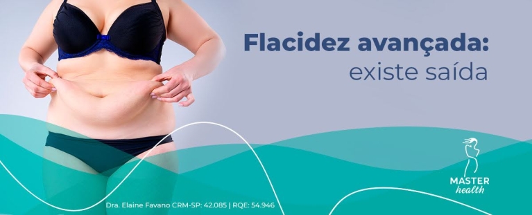 Imagem mostrando o tronco de uma mulher, com ela levantando as peles flácidas na barriga