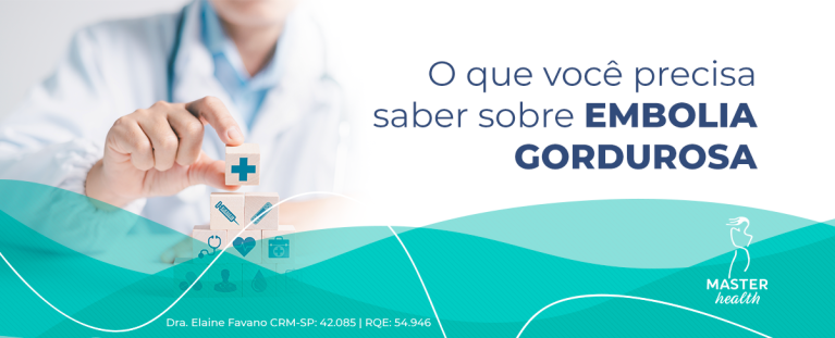 Imagem mostrando um médico de fundo, usando um jaleco branco, segurando uma peça com o sinal de mais