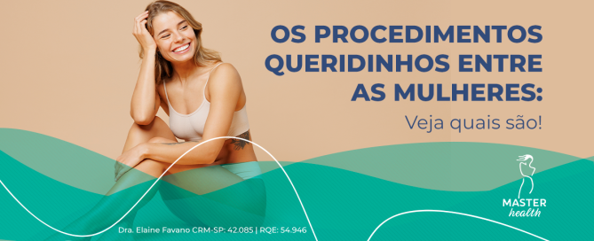 Imagem mostrando uma mulher sentada sorrindo com a mão na cabeça