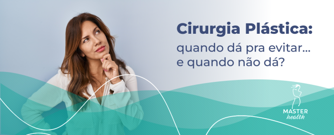 Imagem de uma mulher com um olhar pensativo com a mão no queixo
