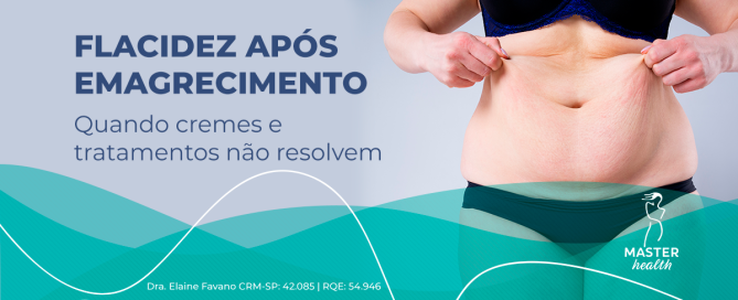 Imagem mostrando uma mulher pegando na sobra de pele flácida presente no abdômen dela