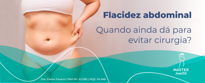 Imagem mostrando um abdômen flácido de uma mulher. Ela está pegando na lateral da barriga