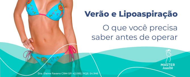 Imagem mostrando o corpo de uma mulher. Ela está usando um biquíni azul com flores coloridas