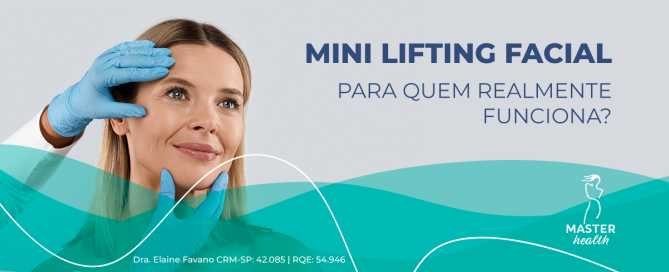 Imagem mostrando o rosto de uma mulher mais madura, com duas mãos segurando o rosto dela