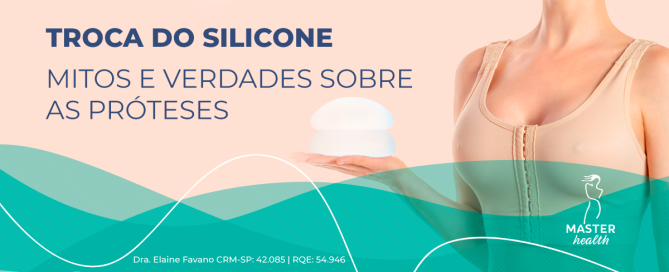Imagem de uma mulher segurando duas próteses de silicone na mão esquerda
